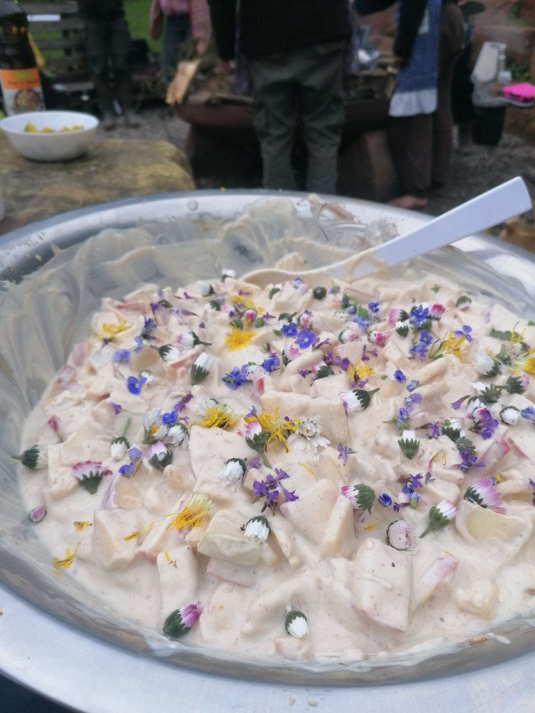 Nachtisch beim Wildkräuterseminar: Quarkspeise mit Blüten garniert